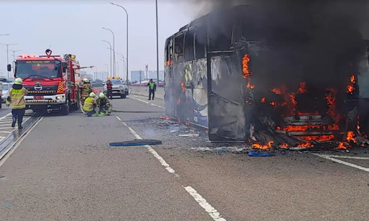 Bus yang membawa rombongan anak TK terbakar di Jalan Tol Wiyoto Jakarta Timur, Kamis (24/10). (Sudin Gulkarmat Jakarta Timur)