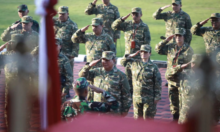 Presiden Prabowo Subianto membuka giat pertama retreat Kabinet Merah Putih dengan sesi olahraga dan latihan baris berbaris bersama di Lapangan Sapta Marga, Akademi Militer Magelang. (Jawa Pos)
