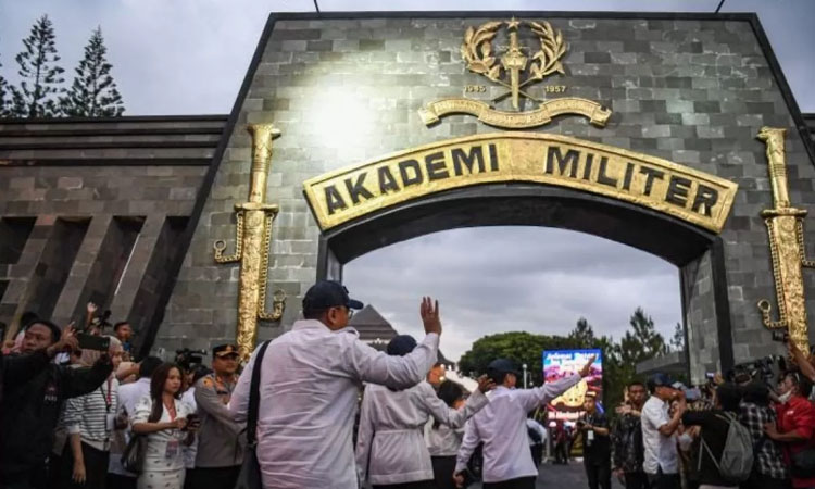 Sejumlah Menteri Kabinet Merah Putih dan Utusan Khusus Presiden berjalan memasuki Akademi Militer di Magelang mengikuti kegiatan rapat kerja bersama Presiden Prabowo. (Muhammad Adimaja/Antara)