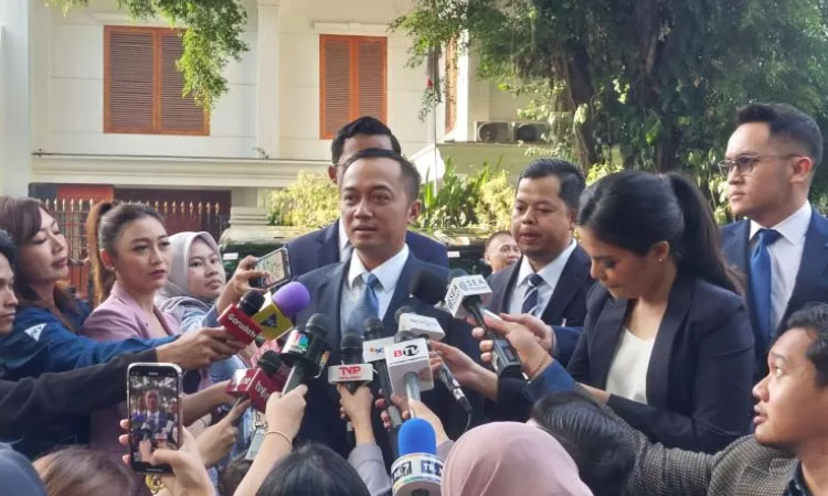Politisi Partai Gerindra, Prasetyo Hadi (tengah) saat memberikan keterangan kepada awak media di depan kediaman Prabowo Subianto di Jalan Kertanegara, Jakarta Selatan. (ANTARA)