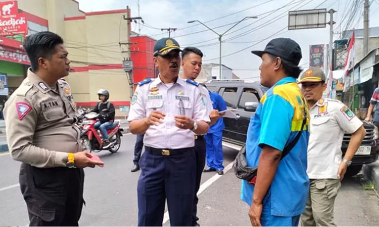MONITORING: Kegiatan monitoring petugas gabungan untuk mengecek layanan parkir berlangganan. Sejauh ini, target parkir berlangganan hampir tercapai. (Dok. Radar Bromo)