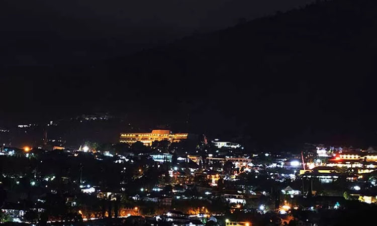 PARIWISATA: Kawasan wisata Tretes saat dipotret malam hari  (M.Zubaidillah [Radar Bromo/Jawa Pos Radar Bromo)