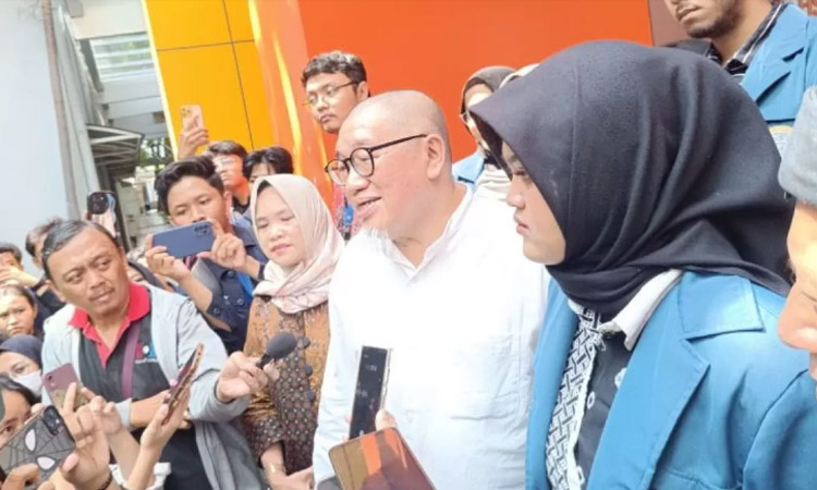 Dekan FISIP Unair Prof. Bagong Suyanto saat menjelaskan pencabutan pembekuan terhadap BEM. (Willi Irawan/Antara)