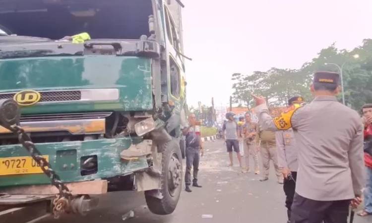 Polisi melakukan evakuasi truk yang menabrak sejumlah pengendara. (ANTARA)