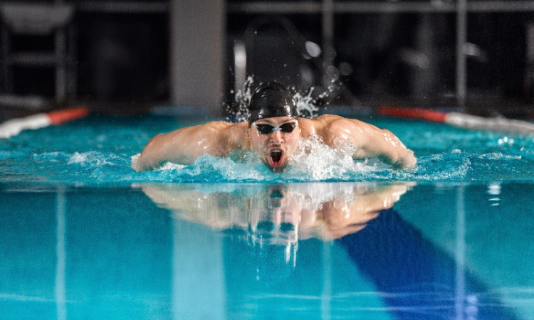 Ilustrasi berenang (freepik)