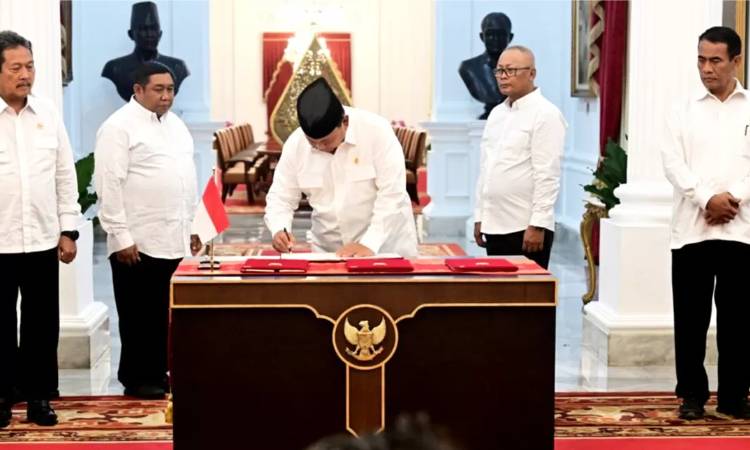 Presiden Prabowo Subianto menandatangani Peraturan Pemerintah Nomor 47 tahun 2024 tentang menghapusan utang petani, nelayan, dan pelaku Usaha Kecil Mikro dan Menengah (UMKM). (Foto: Setpres)