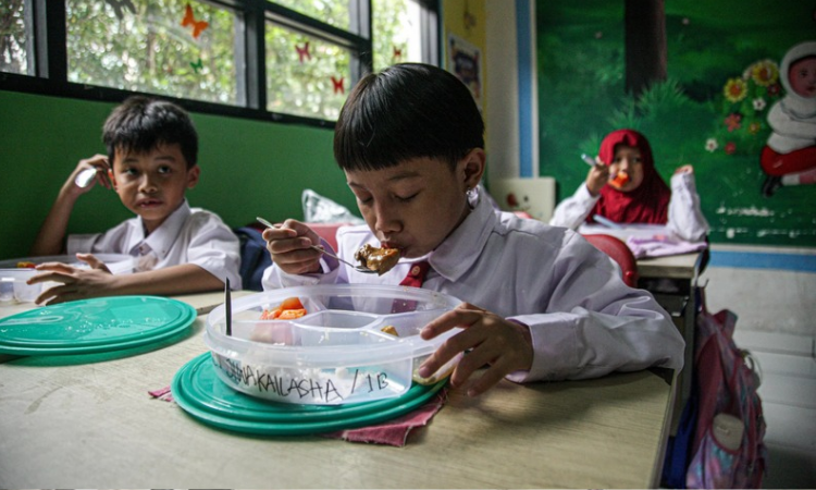 Sejumlah siswa sekolah dasar melaksanakan uji coba makan bergizi gratis di SDN 04 dan 05 Sukasari, Kota Tangerang.