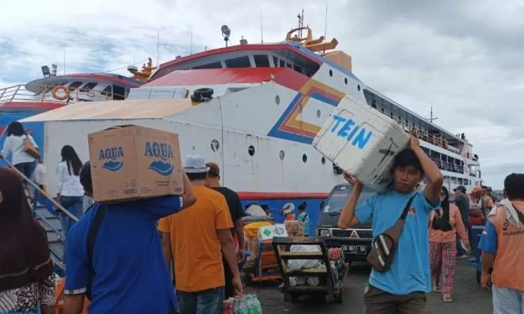 Ilustrasi transportasi laut diharapkan mewaspadai dampak siklon tropis Man-Yi di laut Filipina. (Karel A. Polakitan/Antara)
