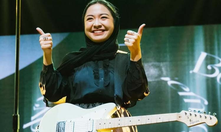 Bernadya menggunakan hijab saat manggung di Aceh.