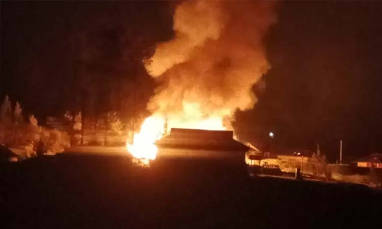 Api membakar salah satu SMP yang berada di wilayah Kabupaten Puncak. Diduga kuat sekolah tersebut dibakar oleh OPM.