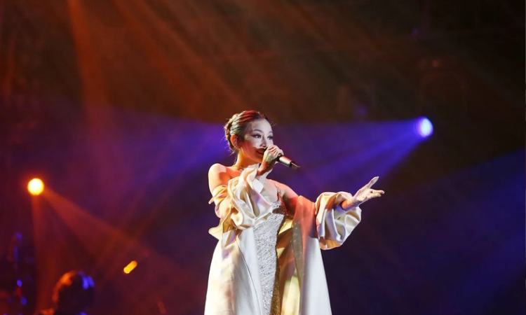 Penyanyi Mahalini tampil pada Lifetime Tribute To Chrisye Concert di Istora Senayan, Jakarta, Senin (16/9/2024). (Imam Husein/ Jawa Pos)