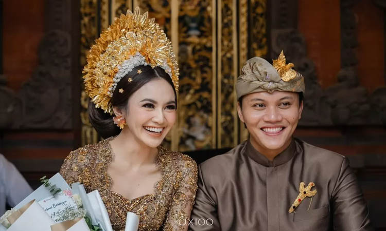 Rizky Febian dan Mahalini dalam upacara adat di Bali.