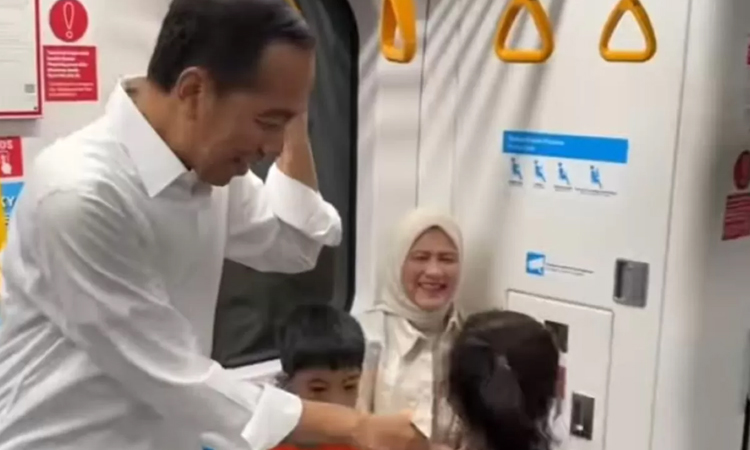 Jokowi membagikan momen saat mengajak dua cucunya, Jan Ethes dan La Lembah Manah, pada Minggu (10/11). (Tangkapan layar IG Jokowi)