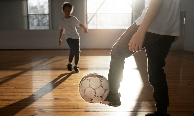Langkah yang Sangat Mudah Dipelajari untuk Teknik Dasar Dribble Bola dalam Sepak Bola.