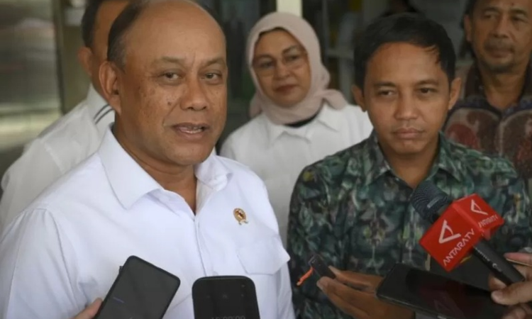 Kepala Badan Gizi Nasional Dadan Hindayana (kiri) bersama Menteri Kehutanan Raja Juli Antoni (kanan) memberikan keterangan pers usai pertemuan di Kantor Badan Gizi Nasional. (Antara/Muhammad Ramdan)
