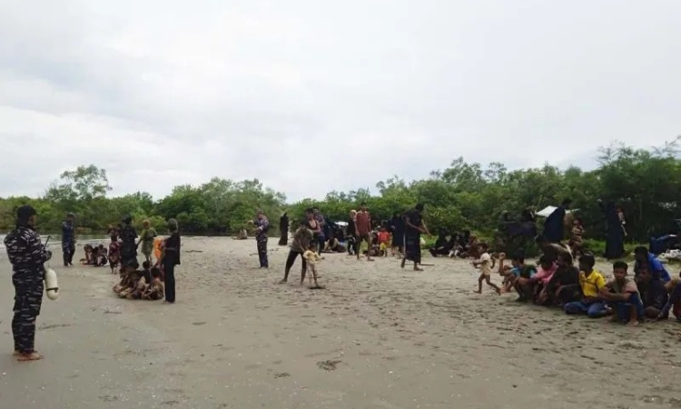 Imigran etnis Rohingya terdampar di Kuala Ujung Perling, Desa Paya Peulawi, Kecamatan Bireuem Bayeun, Kabupaten Aceh Timur, Sabtu (30/11/2024).