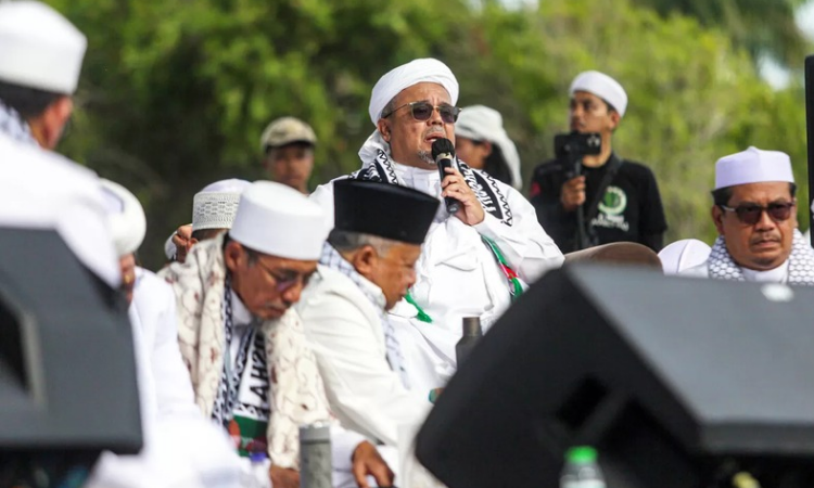 Habib Rizieq Shihab menyampaikan sambutan saat mengikuti reuni 212 di Silang Monas, Jakarta, Senin (2/12/2024).