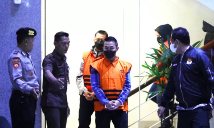 Komisi Pemberantasan Korupsi (KPK) resmi menetapkan penjabat (Pj) Wali Kota Pekanbaru Risnandar Mahiwa sebagai tersangka dalam operasi tangkap tangan (OTT) di Kota Pekanbaru, Riau, pada Senin (2/12)