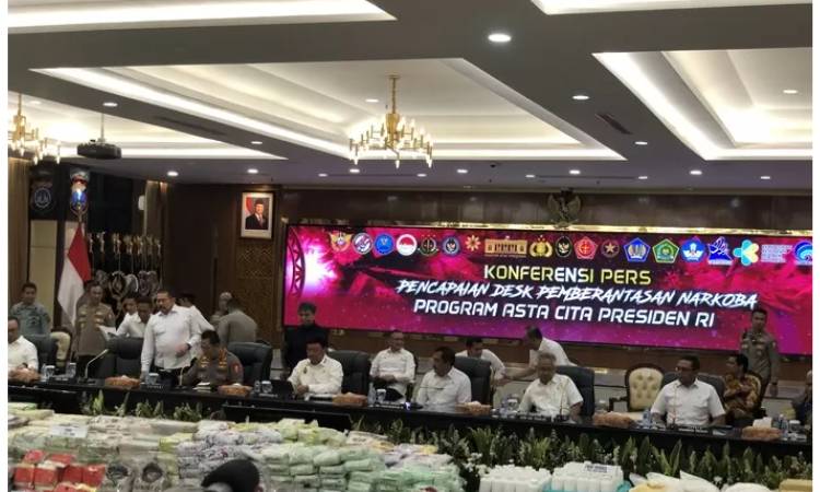 Menko Polkam Budi Gunawan bersama Kapolri Jenderal Polisi Listyo Sigit Prabowo dan para pejabat lainnya membeber hasil kerja Desk Pemberantasan Narkotika.