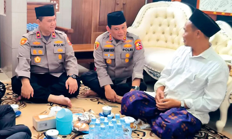 Gus Baha berdiskusi dengan Irjen Asep Edi Suheri (dua dari kanan), Brigjen Yuyun Yudhartara (tiga dari kanan), serta para petinggi NCS di Rembang.