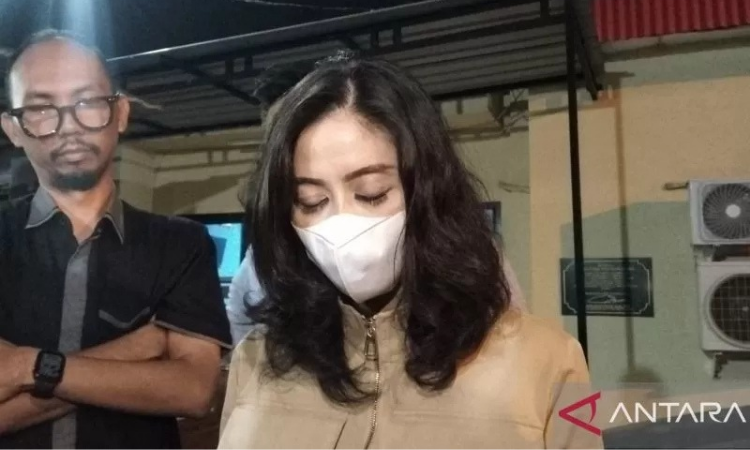 Lina Dedy usai diperiksa sebagai saksi di Polsek Ilir Timur II Palembang, Selasa (17/12/2024) dini hari.