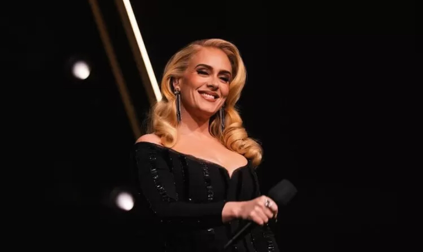 Potret penyanyi Adele dalam konsernya.