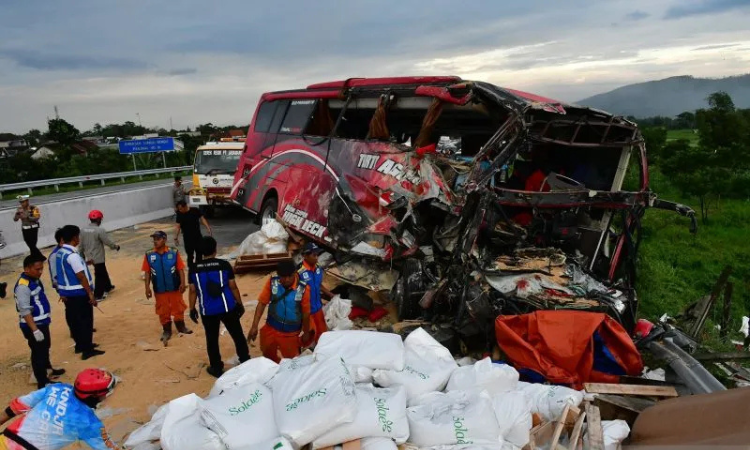 Sejumlah petugas melakukan proses evakuasi bus pariwisata yang terlibat kecelakaan di KM 77+200 Jalan Tol Pandaan-Malang, Lawang, Kabupaten Malang, Jawa Timur, Senin (23/12/2024).