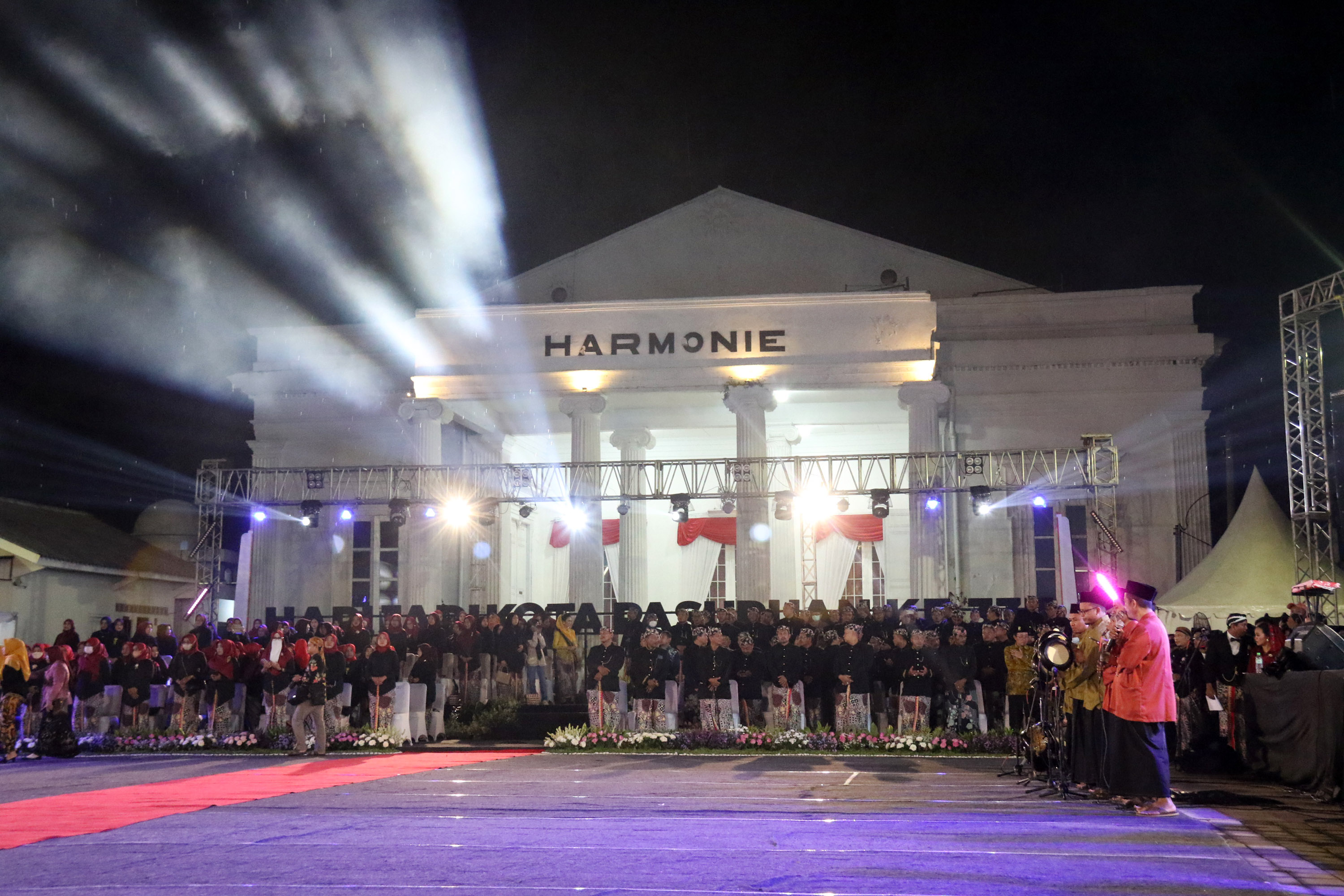 Ilustrasi : Perayaaan di Gedung Harmonie Kota Pasuruan