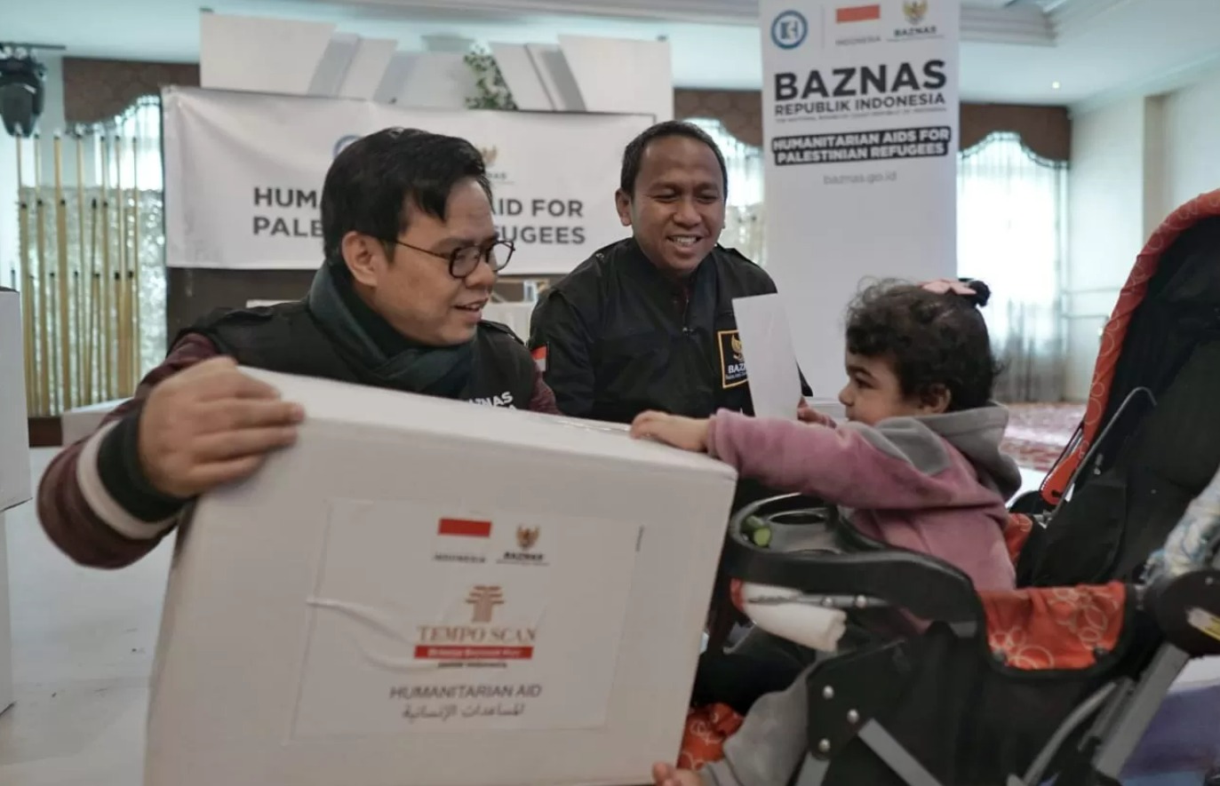 Penyaluran bingkisan bantuan untuk anak-anak Gaza yang mengungsi di Yordania, Senin (30/12).