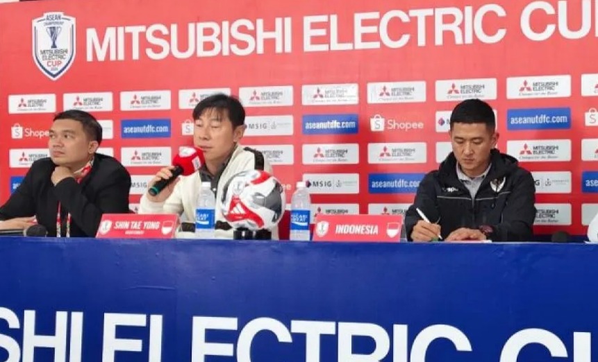 Shin Tae-yong (dua dari kiri) memberikan keterangan kepada wartawan di Solo, Jawa Tengah, Sabtu (21/12/2024).