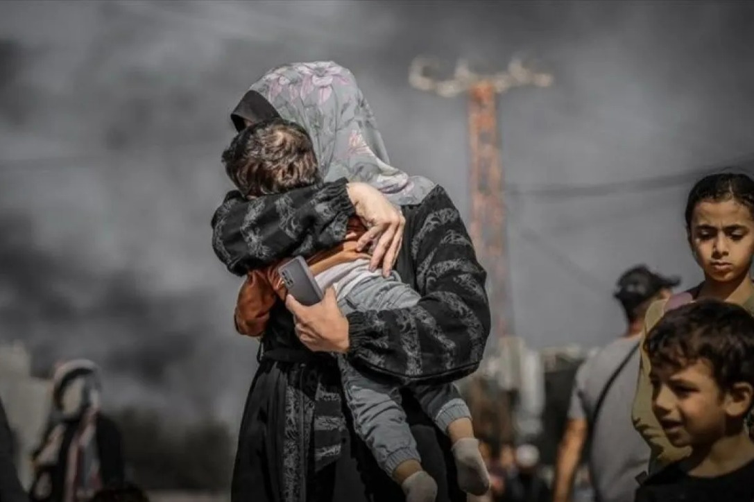 Arsip - Warga Palestina terlihat usai serangan Israel menghantam kawasan tempat tinggal mereka di Jalur Gaza.