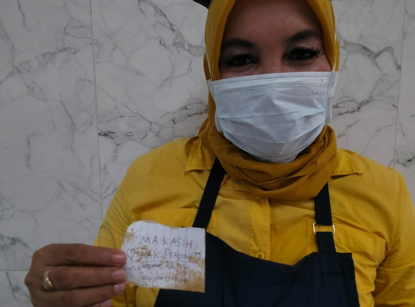 seorang siswa SD menyelipkan pesan terima kasih untuk Prabowo di tempat makannya,