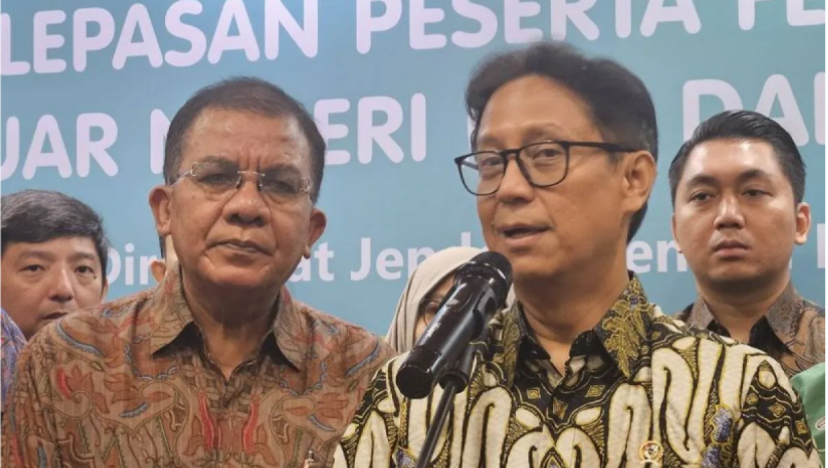 Menteri Kesehatan Budi Gunadi Sadikin (kedua kanan) usai acara pelepasan Peserta Fellowship Kardiointervensi ke China dan Jepan.g di Jakarta, Senin (6/1).