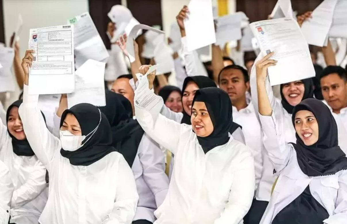 Ilustrasi para peserta seleksi calon PPPK menunjukkan berkas pendaftaran.