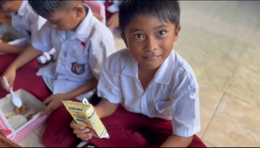 seorang siswa SD di Gorontalo, Sulawesi Utara, menyimpan makanan bergizi gratis dari sekolah untuk ibunya.