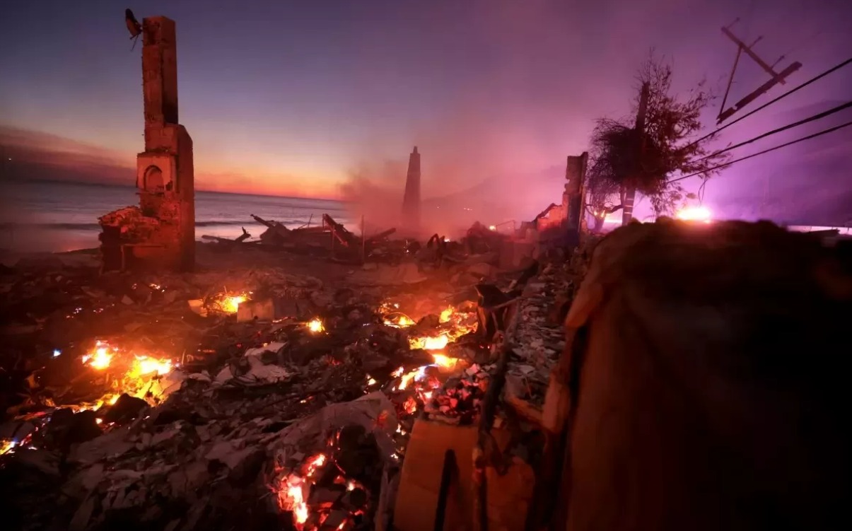Sebuah rumah di sepanjang Pacific Coast Highway, Malibu, terbakar dalam kebakaran Palisades pada Kamis (9/1/2025). (LA Times)