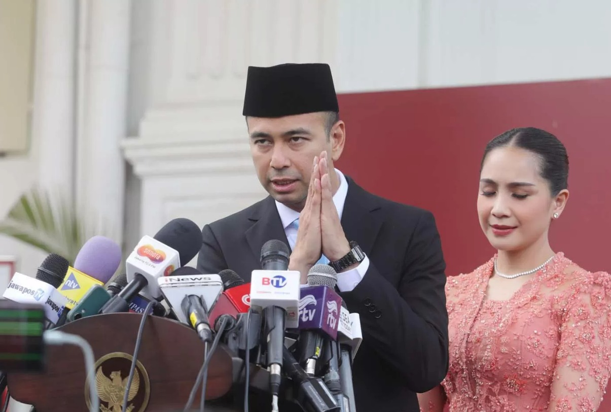 Raffi Ahmad didampingi Nagita Slavina memberikan keterangan usai Upacara pelantikan di Istana Negara, Jakarta, Selasa (22/10/2024).