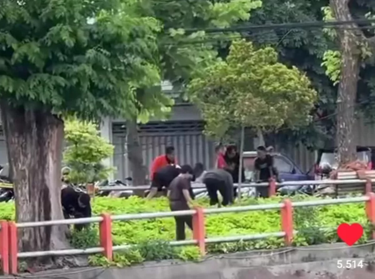 Masyarakat yang sibuk berburu Koin Jagat di Surabaya.