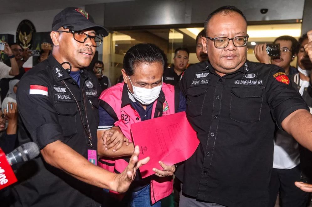 Petugas menggiring tersangka kasus dugaan suap hakim pembebas Gregorius Ronald Tannur, Rudi Suparmono keluar dari Gedung Kejaksaan Agung, Jakarta, Selasa (14/1/2025). (Salman Toyibi/Jawa Pos)