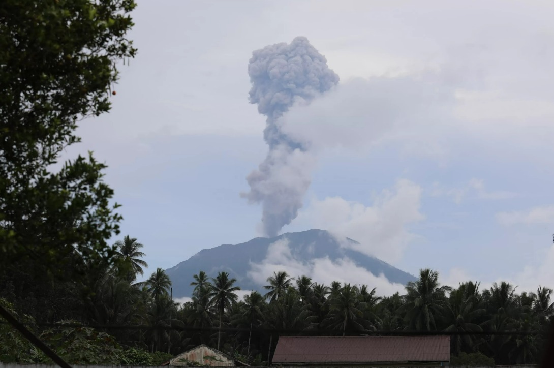 Dokumentasi letusan Gunung Ibu dengan tinggi kolom 1.500 meter pada pukul 15:44 WIT.