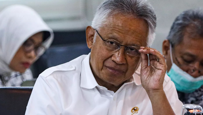 Menteri Pendidikan Tinggi, Sains, dan Teknologi (Mendiktisaintek) Satryo Soemantri Brodjonegoro (kedua kanan) dan wakil menteri Fauzan mengikuti rapat kerja dengan Komite III DPR RI.