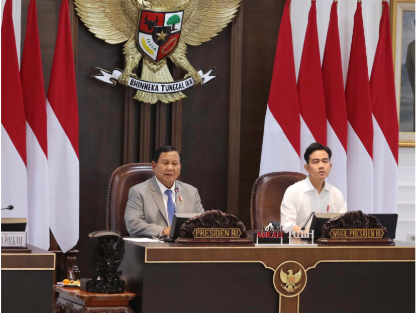 Presiden Prabowo Subianto di dampingi Wakil Presiden Gibran Rakabumi Raka memimpin Sidang Kabinet Paripurna di Istana Presiden, Jakarta, Rabu (6/11/2024).