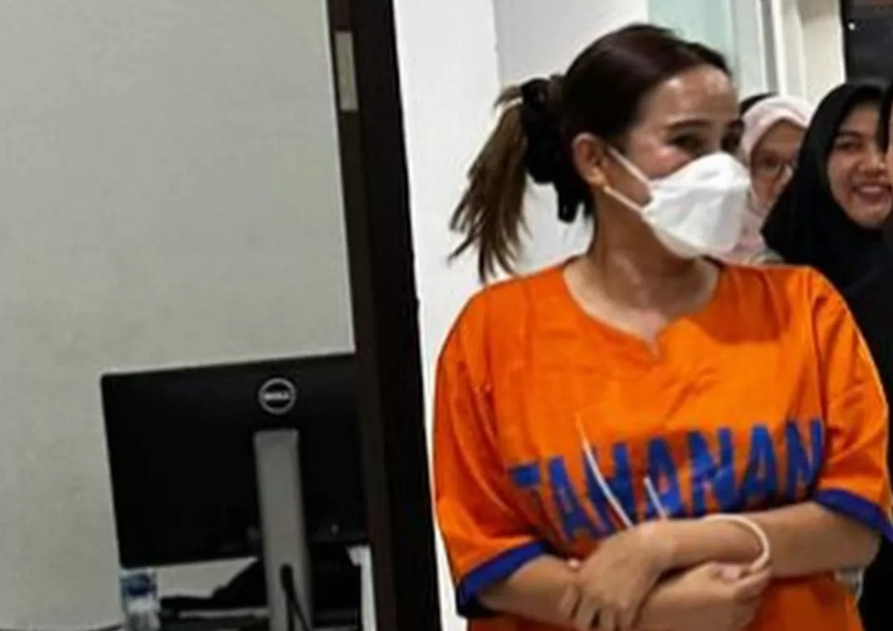 Isa Zega ditahan Polda Jawa Timur atas kasus pencemaran nama baik.