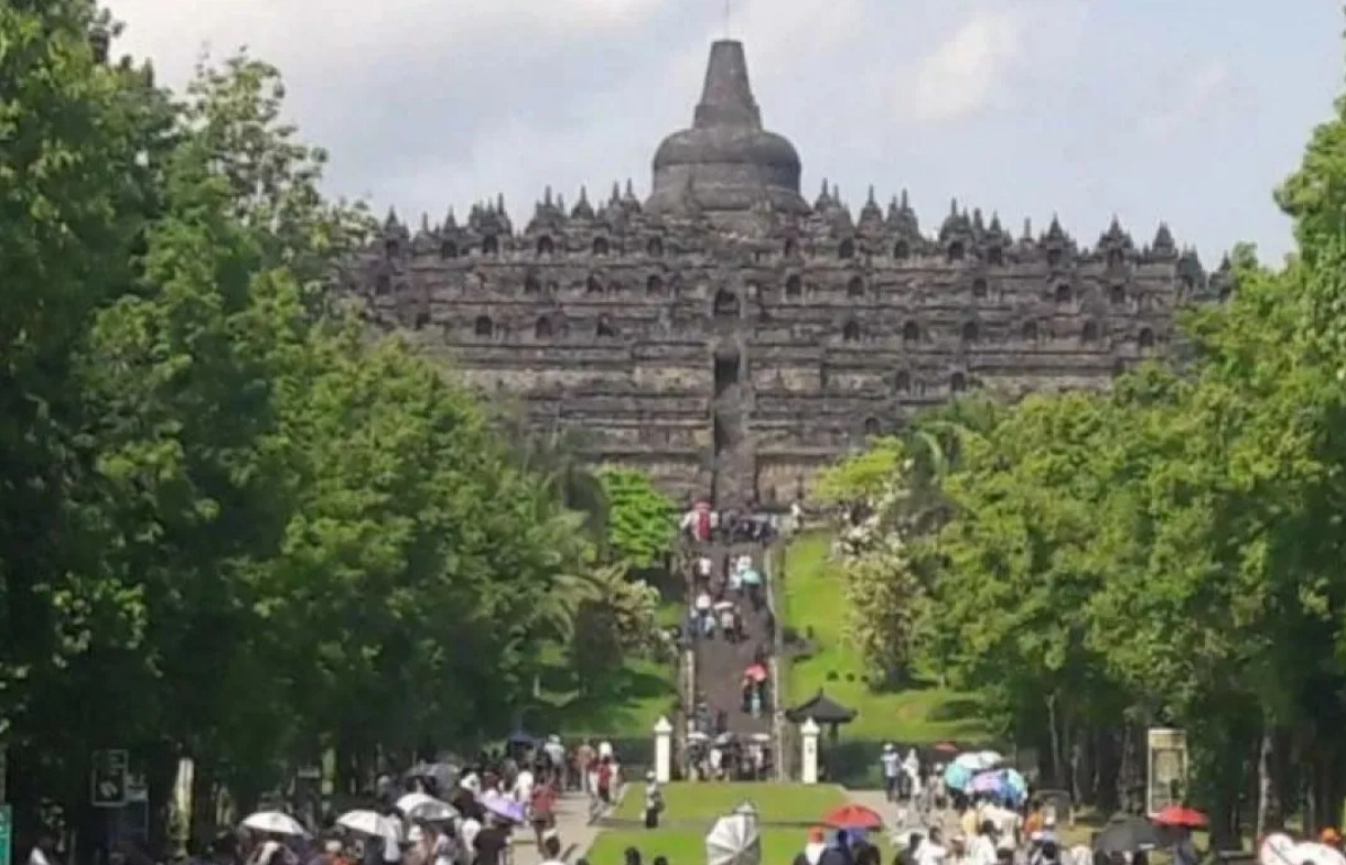 Ilustrasi- Wisatawan mengunjungi Candi Borobudur.