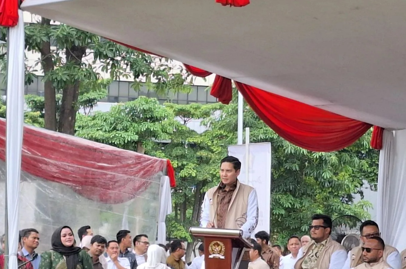 Ketua Fraksi Partai Gerindra DPR RI Budisatrio Djiwandono (tengah) saat memberikan pidato dalam pembukaan Piala Prabowo 2025 yang merupakan rangkaian acara Hari Ulang Tahun (HUT) Partai Gerindra ke-17