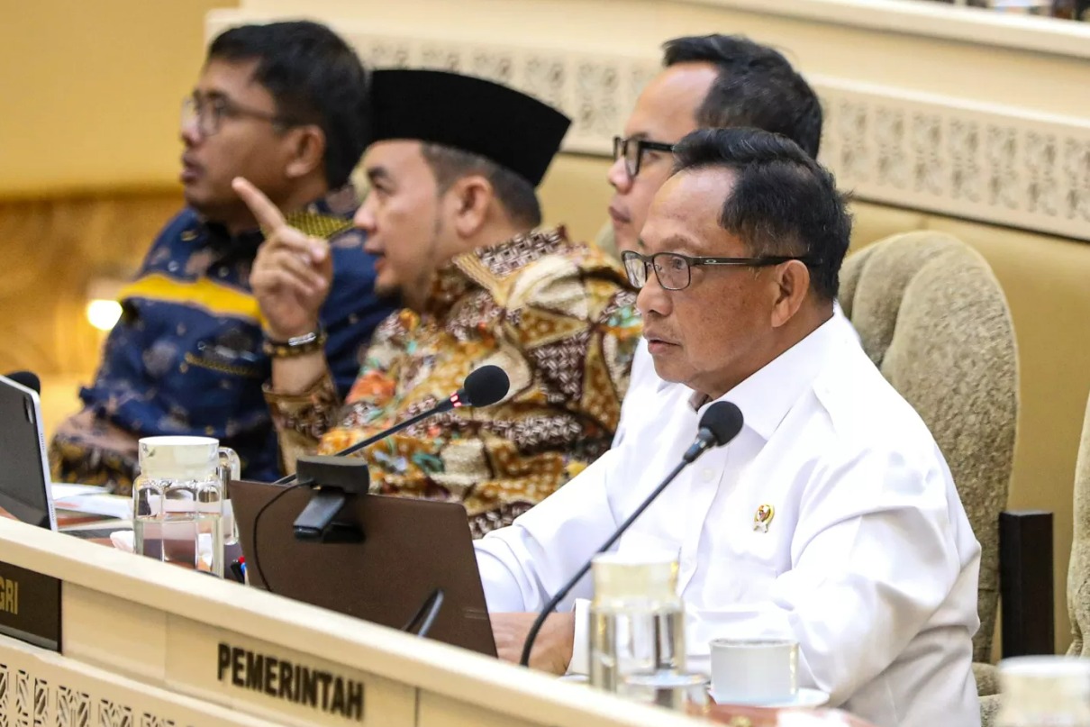 Menteri Dalam Negeri Muhammad Tito Karnavian (kanan).