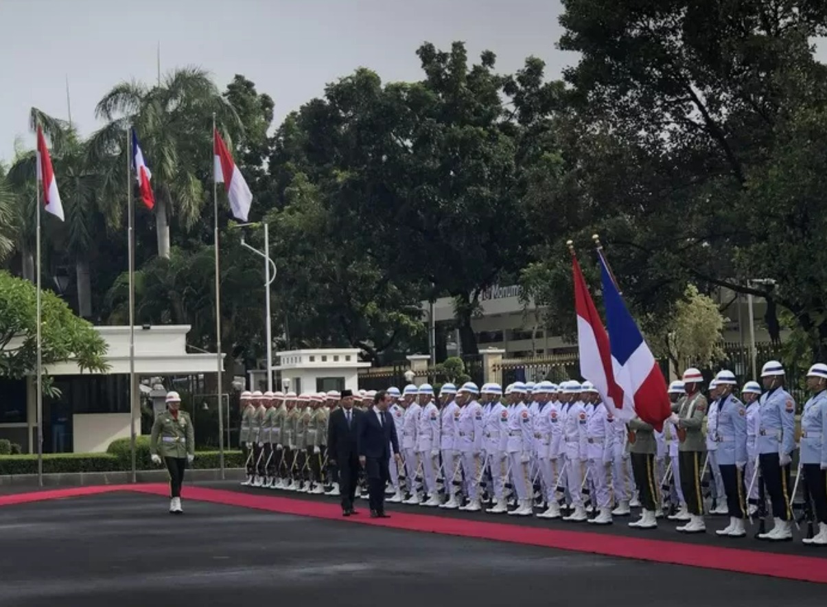 Menhan Sjafrie Sjamsoeddin bersama Menhan Perancis Sebastian Lecornu menuju kediaman Presiden Prabowo Subianto di Hambalang, Jawa Barat menggunakan Maung Pindad.