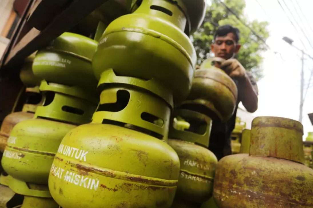 Pekerja menata tabung gas 3 Kg subsidi di salah satu agen toko sembako, Manggarai, Jakarta, Senin (11/7/2022).