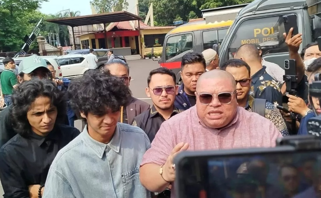 Vadel Badjideh datang bersama pengacaranya, Razman Arif Nasution, memenuhi panggilan penyidik Polres Metro Jakarta Selatan.