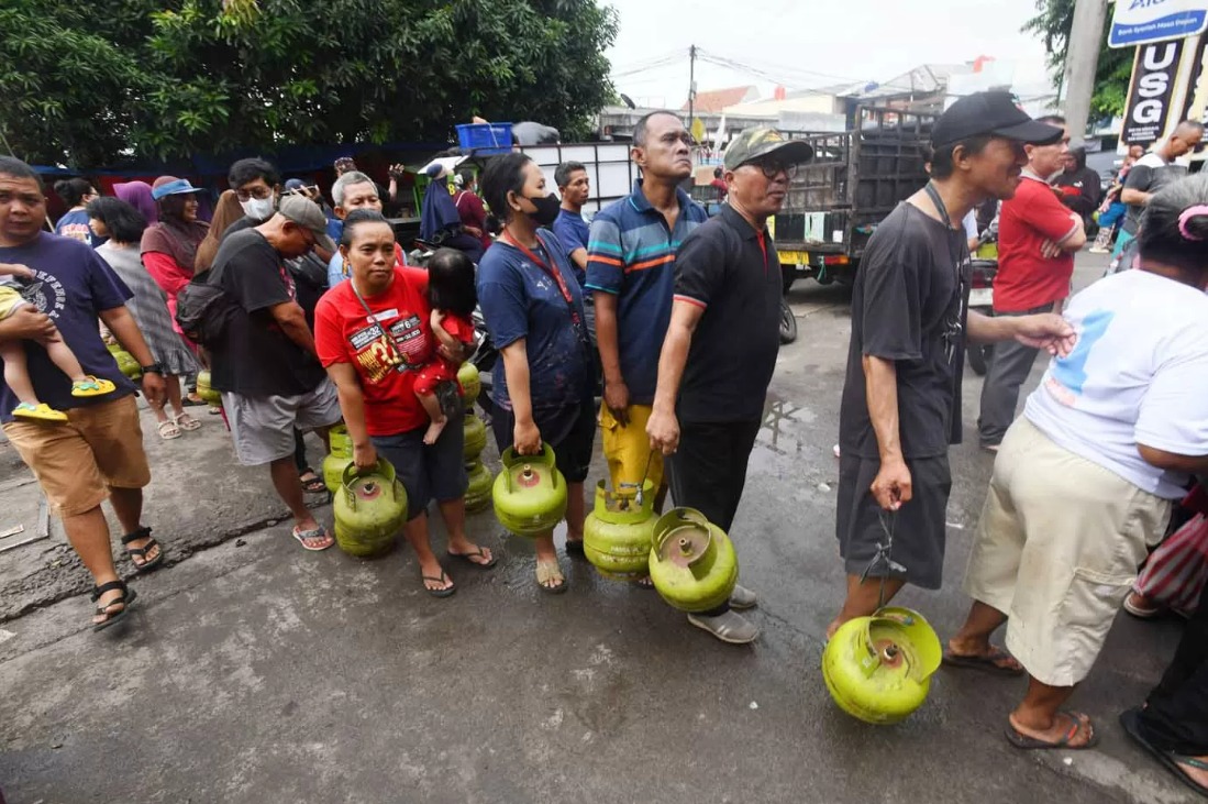 Warga antri membeli gas elpiji 3 kg.